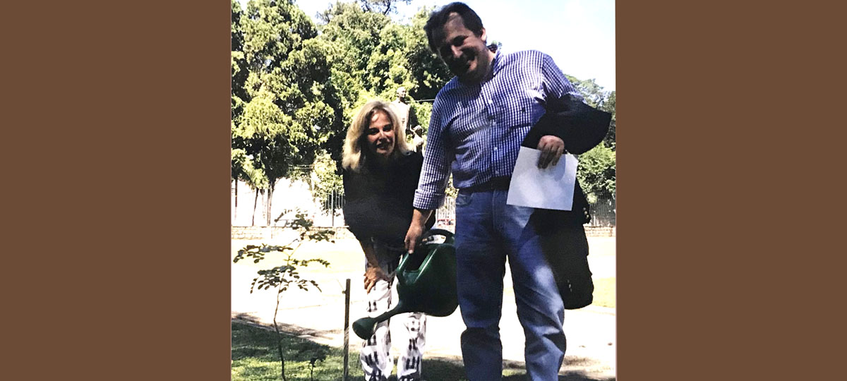 Brunete Fraccarolli e Oscar Mikail plantando mudas na praça Nossa Senhora do Brasil